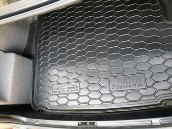 Килимок в багажник для BMW 5 (E39) 1995- Sedan з пісилювачем (Avto-Gumm). Фото 9
