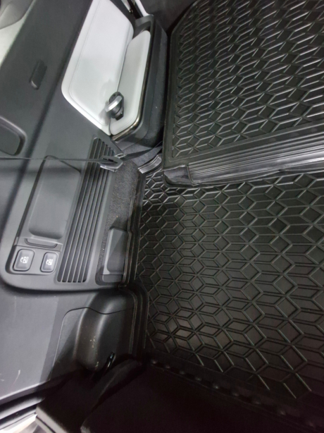 Автомобильный коврик в багажник Rivian R1S 2022- (задний) Резиновые AVTO-Gumm. Фото 4