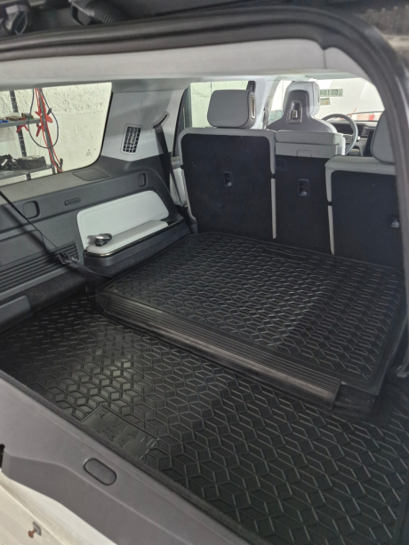 Автомобильный коврик в багажник Rivian R1S 2022- (задний) Резиновые AVTO-Gumm. Фото 3