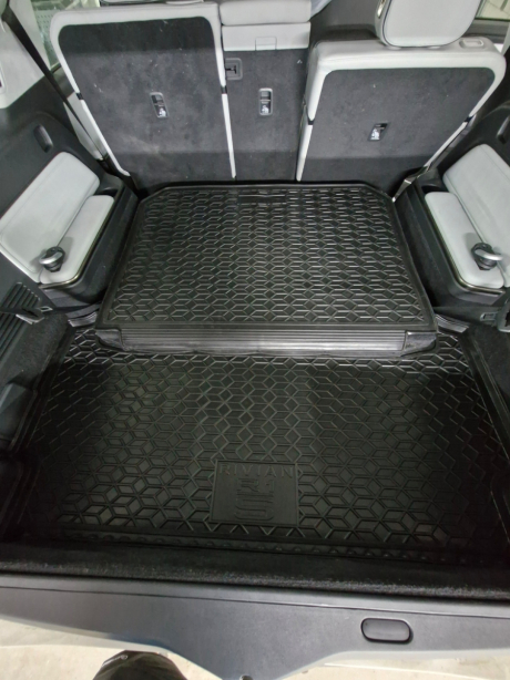 Автомобильный коврик в багажник Rivian R1S 2022- (задний) Резиновые AVTO-Gumm. Фото 2