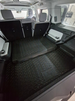 Автомобильный коврик в багажник Rivian R1S 2022- (задний) Резиновые AVTO-Gumm. Фото 5