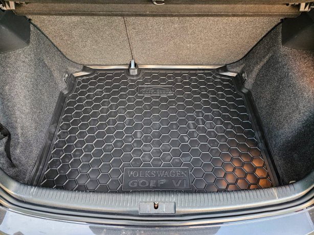 Коврик в багажник Volkswagen Golf 5 03-/6 09- (хэтчбек) с докаткой (Avto-Gumm). Фото 4